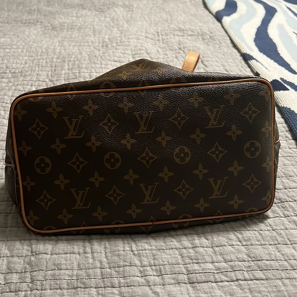 Everyday use bag , no rips , good condition, hand bag - Picture 6 of 7